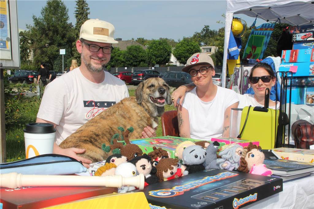 Beim Quartiersflohmarkt im Lüner Geistviertel gab es an den Verkaufsständen vor den jeweiligen Hausvorplätzen wieder eine große Auswahl an unterschiedlichen Produkten. Wir waren mit der Kamera vor Ort und haben die schönsten Stände mit Fotos festgehalten.