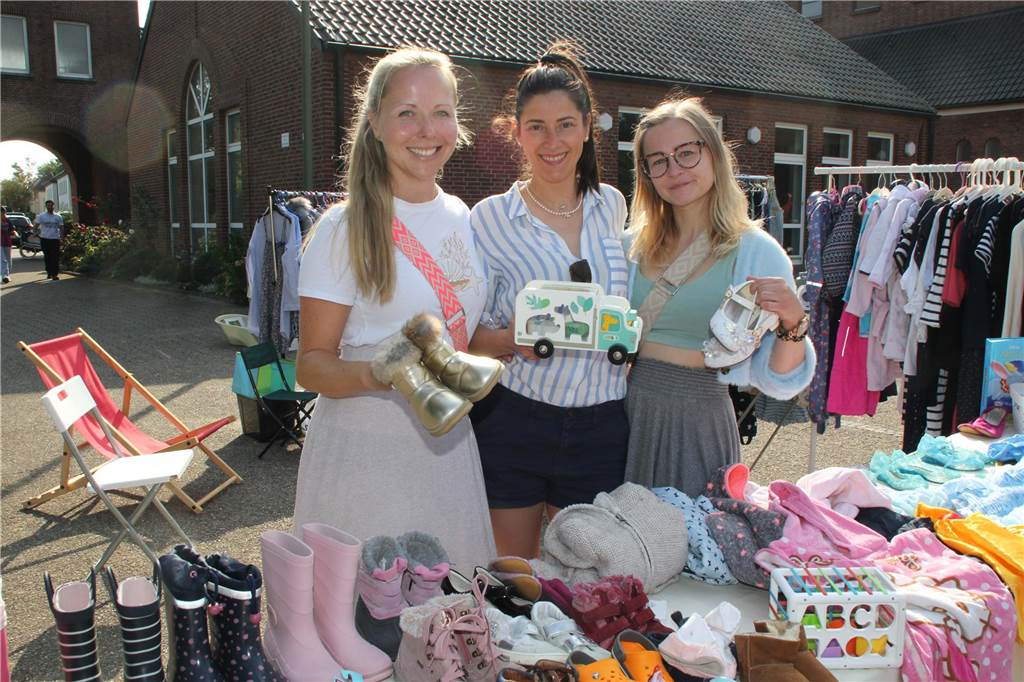 Beim Quartiersflohmarkt im Lüner Geistviertel gab es an den Verkaufsständen vor den jeweiligen Hausvorplätzen wieder eine große Auswahl an unterschiedlichen Produkten. Wir waren mit der Kamera vor Ort und haben die schönsten Stände mit Fotos festgehalten.