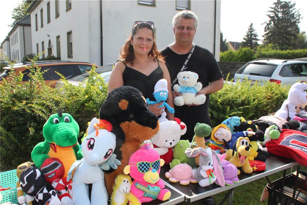Beim Quartiersflohmarkt im Lüner Geistviertel gab es an den Verkaufsständen vor den jeweiligen Hausvorplätzen wieder eine große Auswahl an unterschiedlichen Produkten. Wir waren mit der Kamera vor Ort und haben die schönsten Stände mit Fotos festgehalten.
