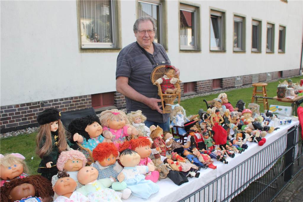 Beim Quartiersflohmarkt im Lüner Geistviertel gab es an den Verkaufsständen vor den jeweiligen Hausvorplätzen wieder eine große Auswahl an unterschiedlichen Produkten. Wir waren mit der Kamera vor Ort und haben die schönsten Stände mit Fotos festgehalten.