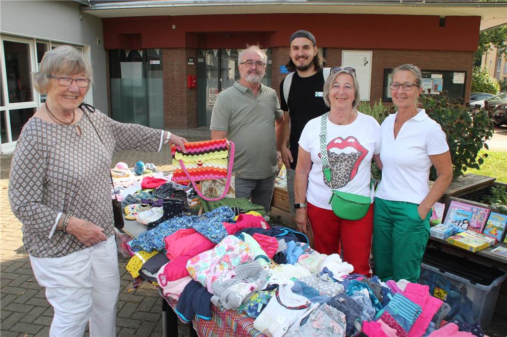 Beim Quartiersflohmarkt im Lüner Geistviertel gab es an den Verkaufsständen vor den jeweiligen Hausvorplätzen wieder eine große Auswahl an unterschiedlichen Produkten. Wir waren mit der Kamera vor Ort und haben die schönsten Stände mit Fotos festgehalten.
