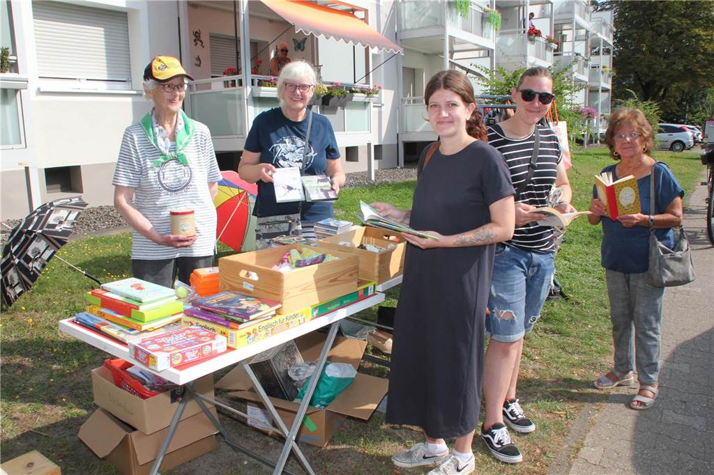 Beim Quartiersflohmarkt im Lüner Geistviertel gab es an den Verkaufsständen vor den jeweiligen Hausvorplätzen wieder eine große Auswahl an unterschiedlichen Produkten. Wir waren mit der Kamera vor Ort und haben die schönsten Stände mit Fotos festgehalten.