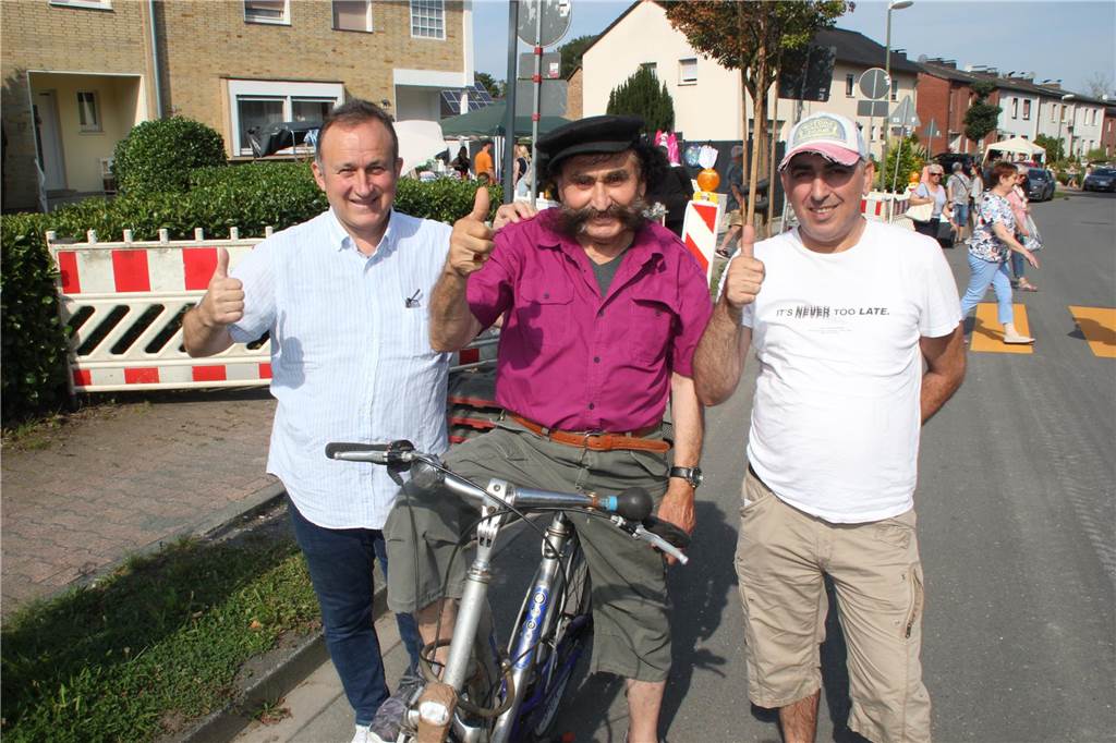 Beim Quartiersflohmarkt im Lüner Geistviertel gab es an den Verkaufsständen vor den jeweiligen Hausvorplätzen wieder eine große Auswahl an unterschiedlichen Produkten. Wir waren mit der Kamera vor Ort und haben die schönsten Stände mit Fotos festgehalten.
