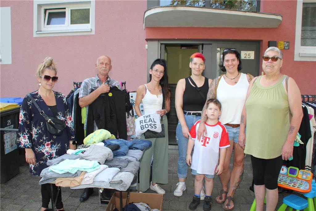 Beim Quartiersflohmarkt im Lüner Geistviertel gab es an den Verkaufsständen vor den jeweiligen Hausvorplätzen wieder eine große Auswahl an unterschiedlichen Produkten. Wir waren mit der Kamera vor Ort und haben die schönsten Stände mit Fotos festgehalten.