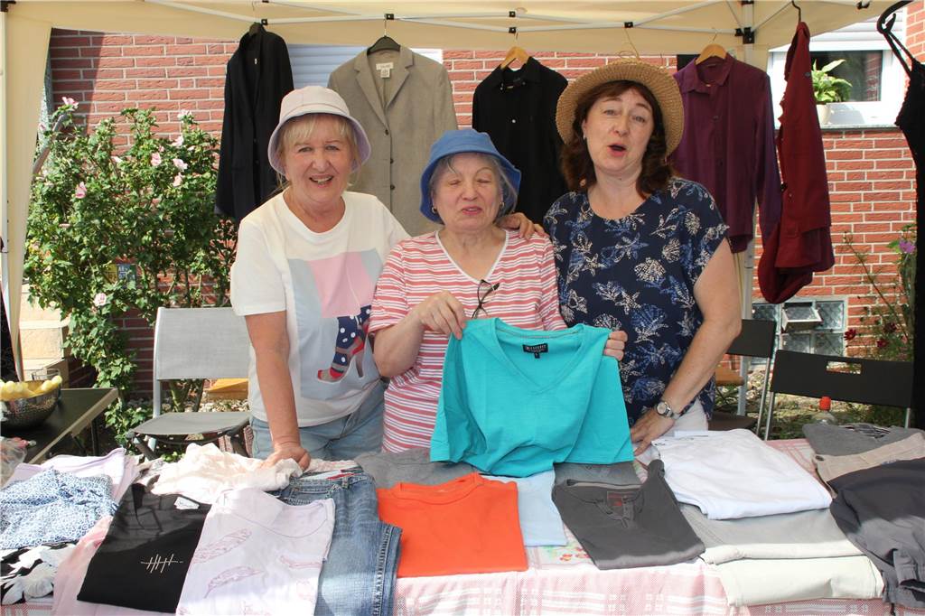 Beim Quartiersflohmarkt im Lüner Geistviertel gab es an den Verkaufsständen vor den jeweiligen Hausvorplätzen wieder eine große Auswahl an unterschiedlichen Produkten. Wir waren mit der Kamera vor Ort und haben die schönsten Stände mit Fotos festgehalten.