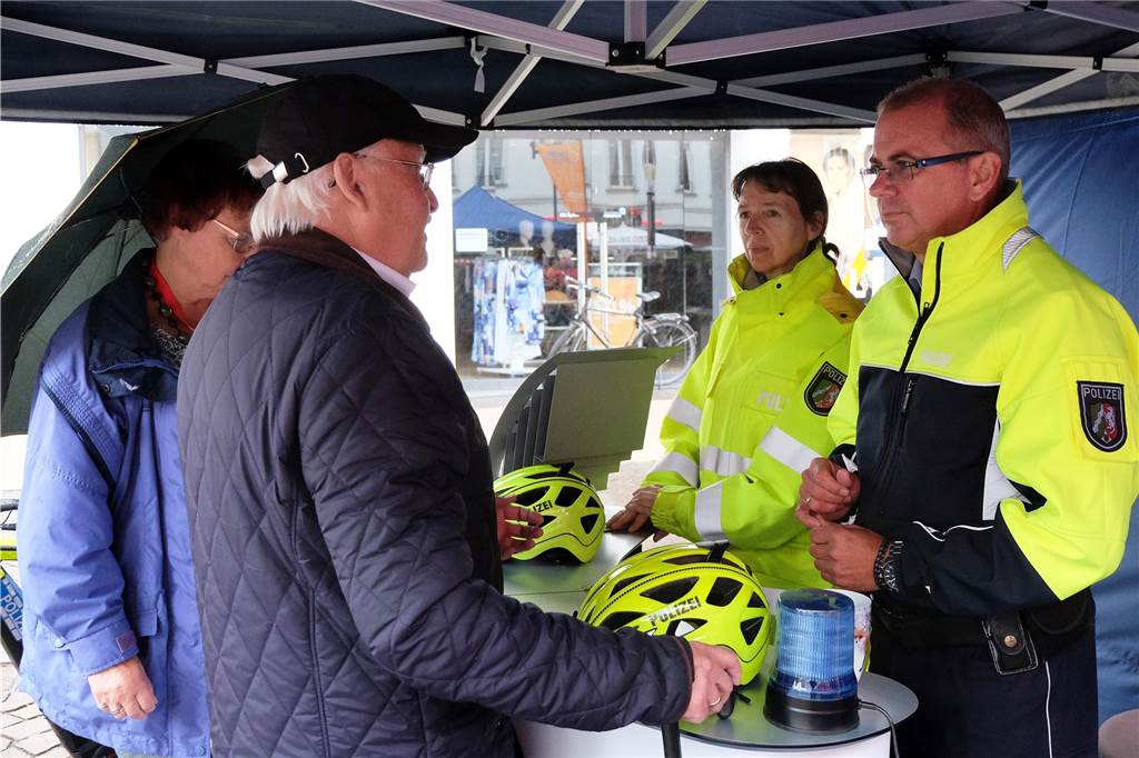 Kontrolle: Polizei zieht eine Menge Radfahrer vorerst aus dem Verkehr Beim Rad-Mobilitätstag auf dem Dorstener Marktplatz war die Polizei mit einem Info-Stand vertreten.