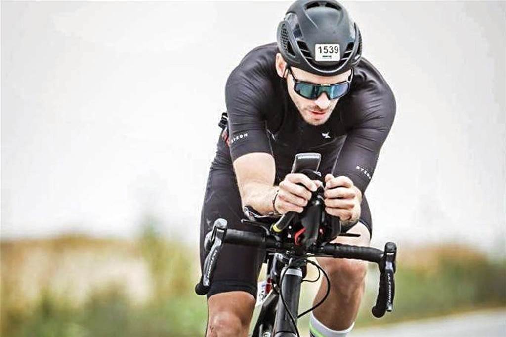 Schwerter Ex-Fußballer startet beim Ironman: Top-Ergebnis bei Europameisterschaft in Frankfurt Beim Radfahren machte Yannis Schwarze auf der zweiten Runde der Gegenwind zu schaffen.