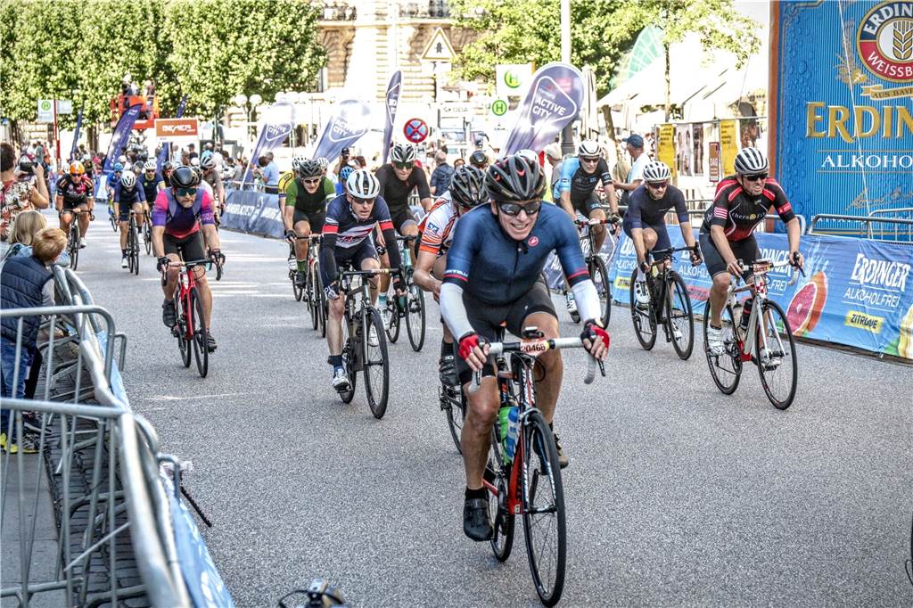 Internist Dr. Dieter Ebbinghaus (70) ist bei Rennen an der Spitze Beim Radrennen Hamburg Cyclassics kam Dr. Dieter Ebbinghaus in seiner Altersklasse als Erster durchs Ziel.
