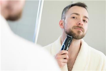 Beim Rasieren lohnt ein Blick auf die eigene Gesichtsform: Ein dichter und kurz geschorener Vollbart steht breiteren Gesichtern zum Beispiel durchaus gut. Foto: Christin Klose