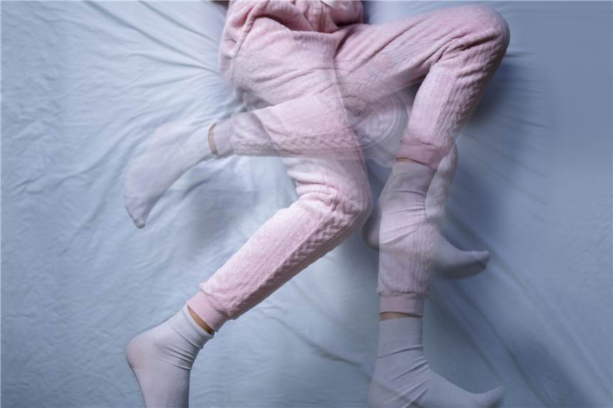 Schlaflos wegen Restless Legs? Beim Restless-Legs-Syndrom (RLS) zucken oder kribbeln die Beine, vor allem bei längerem Sitzen oder Liegen.