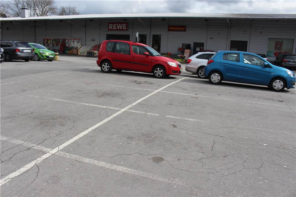Baustelle an der Planetenfeldstraße hat teils schwere Auswirkungen Beim Rewe in Dorstfeld bleiben viele Parkplätze leer, weil die Kunden nur über große Umwege den Markt erreichen können.