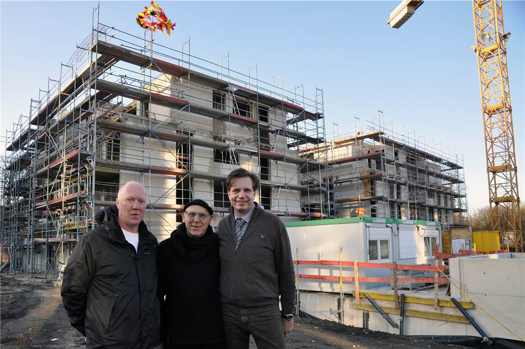 Stadtquartier am Park: Eigentümer finanzieren Klage, aber sehen wohl kein Geld mehr Beim Richtfest 2013 war die Stimmung noch gut: (v.l.) Bauleiter Ludger Kablitz und die Bauherren Peter Czub und Helmut von Bohlen.