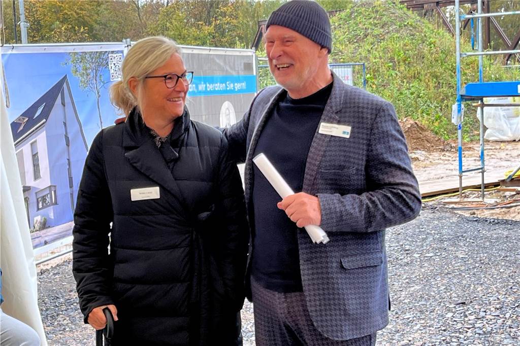 Tecklenburg-Insolvenz: Was heißt das für die Mariengärten? Beim Richtfest Ende Oktober: Hermann Tecklenburg und Stadtbaurätin Bettina Lenort.