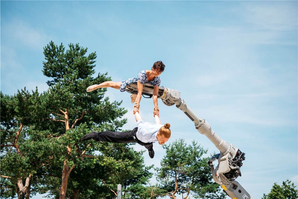 Zehn gute Gründe, warum man sich aufs 27. Welttheater der Straße in Schwerte freuen kann Beim „Robo-Circus“ spielt ein alter Industrie-Roboter mit.