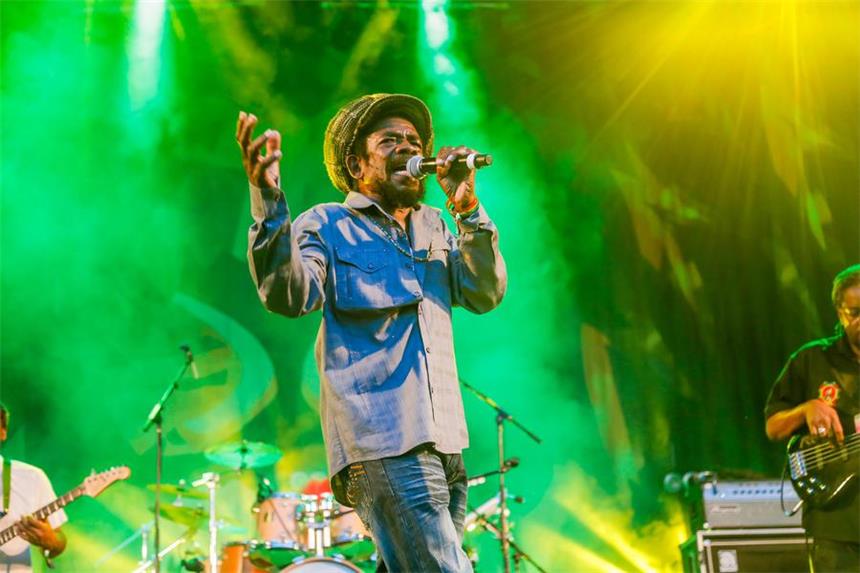 Beim Ruhr-Reggae-Summer im Revierpark Wischlingen gab es am Freitag die erste Live-Musik zu hören, unter anderem mit Irie Souljah und Cocoa Tea.