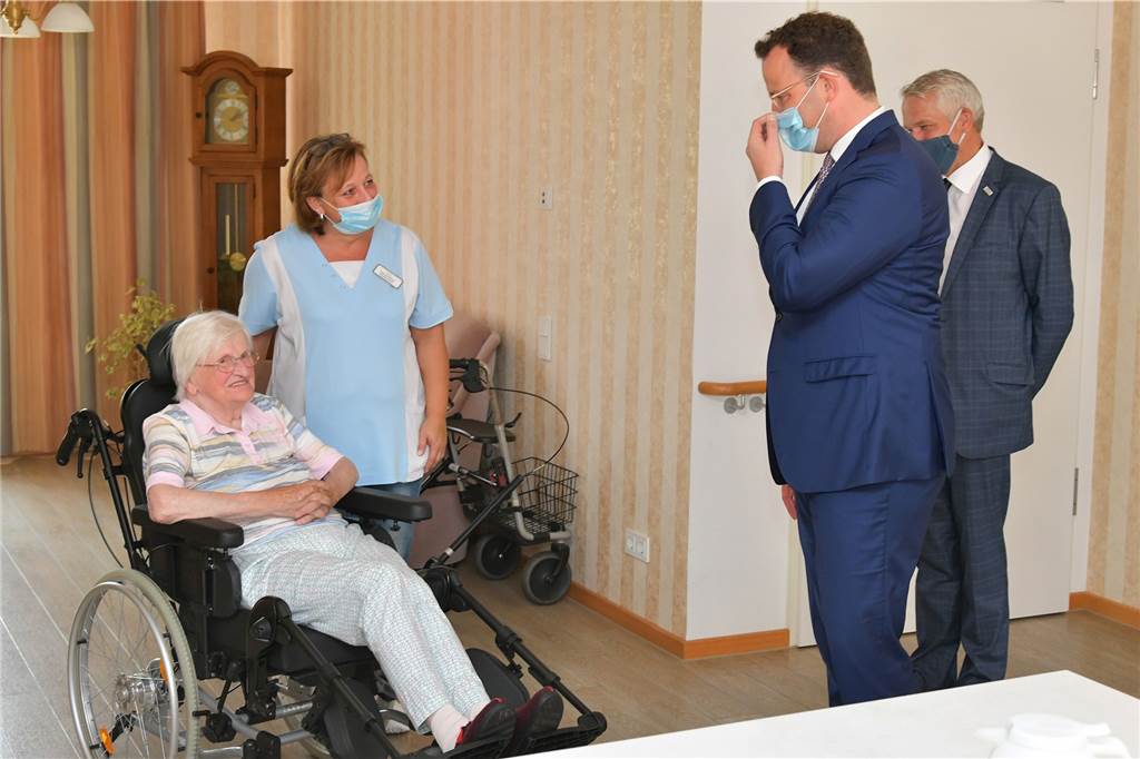 Jens Spahn im Vitus-Stift Olfen - Wertschätzung, Fragen und eine Bitte Beim Rundgang durch das Vitus-Stift sprach Minister Jens Spahn mit Mitarbeitern und Bewohnern.