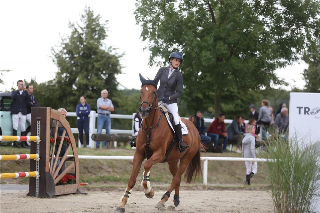 Beim S*-Springen am Freitag und M*-Springen am Samstag stellten auch viele Lokalmatadoren wie Silvia und Lutz Gripshöver, Stephan Schwert (alle RFV St. Georg Werne), Niklas Braun, Rainer Peter (beide ZRFV Lützow Selm-Bork-Olfen), Frieda Heinrich und Marie Ligges (beide RFV von Nagel Herbern) ihr Können unter Beweis.