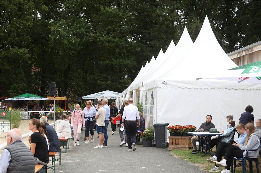 Beim S*-Springen am Freitag und M*-Springen am Samstag stellten auch viele Lokalmatadoren wie Silvia und Lutz Gripshöver, Stephan Schwert (alle RFV St. Georg Werne), Niklas Braun, Rainer Peter (beide ZRFV Lützow Selm-Bork-Olfen), Frieda Heinrich und Marie Ligges (beide RFV von Nagel Herbern) ihr Können unter Beweis.