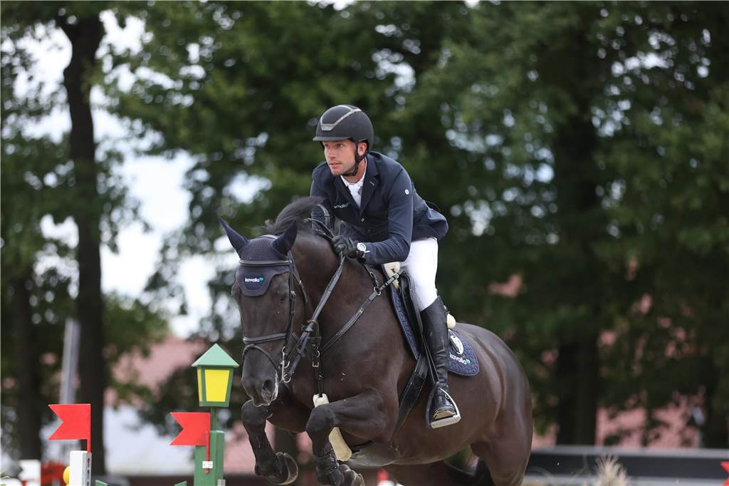 Beim S*-Springen am Freitag und M*-Springen am Samstag stellten auch viele Lokalmatadoren wie Silvia und Lutz Gripshöver, Stephan Schwert (alle RFV St. Georg Werne), Niklas Braun, Rainer Peter (beide ZRFV Lützow Selm-Bork-Olfen), Frieda Heinrich und Marie Ligges (beide RFV von Nagel Herbern) ihr Können unter Beweis.