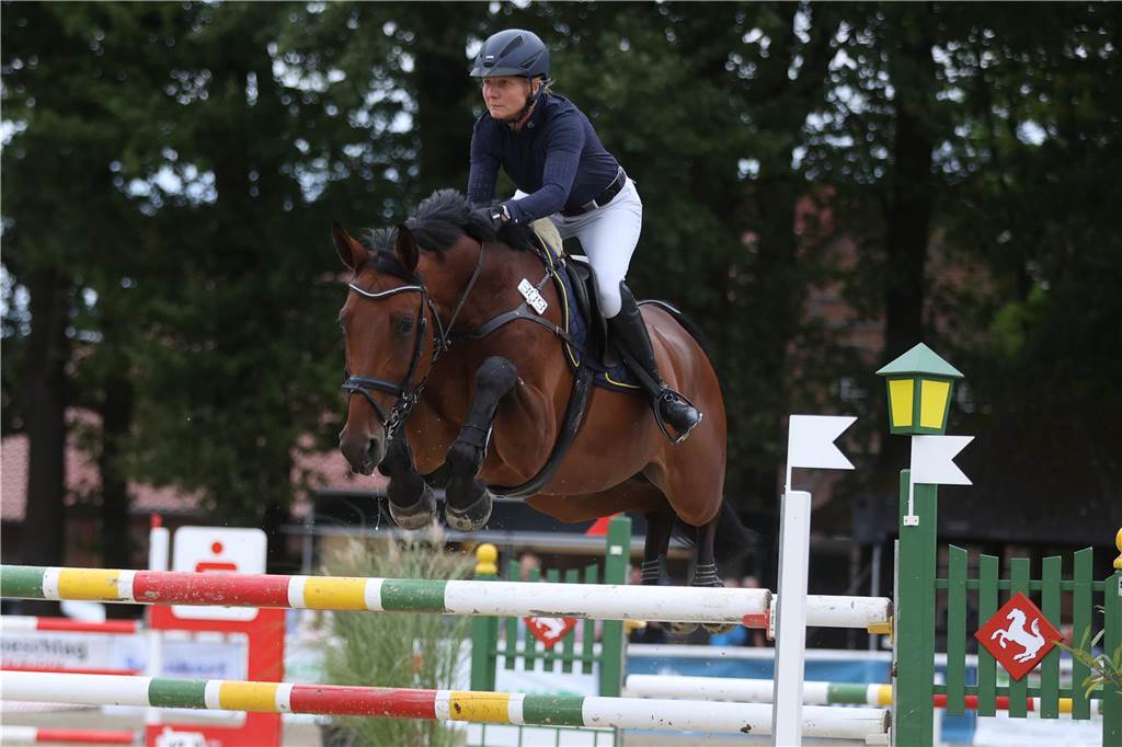 Beim S*-Springen am Freitag und M*-Springen am Samstag stellten auch viele Lokalmatadoren wie Silvia und Lutz Gripshöver, Stephan Schwert (alle RFV St. Georg Werne), Niklas Braun, Rainer Peter (beide ZRFV Lützow Selm-Bork-Olfen), Frieda Heinrich und Marie Ligges (beide RFV von Nagel Herbern) ihr Können unter Beweis.