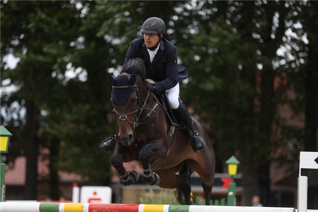 Beim S*-Springen am Freitag und M*-Springen am Samstag stellten auch viele Lokalmatadoren wie Silvia und Lutz Gripshöver, Stephan Schwert (alle RFV St. Georg Werne), Niklas Braun, Rainer Peter (beide ZRFV Lützow Selm-Bork-Olfen), Frieda Heinrich und Marie Ligges (beide RFV von Nagel Herbern) ihr Können unter Beweis.