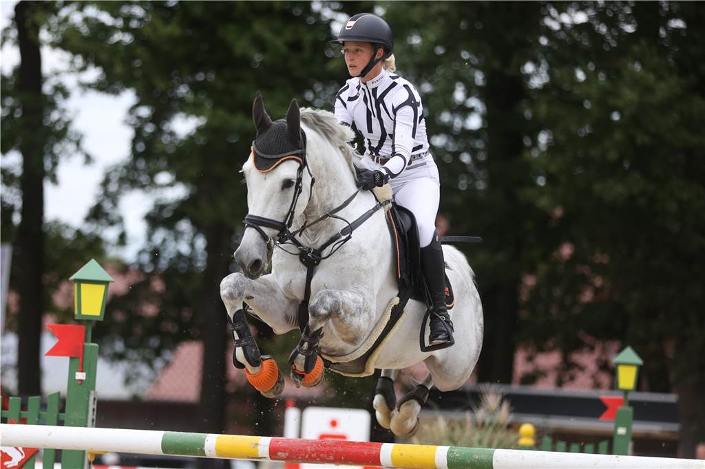 Beim S*-Springen am Freitag und M*-Springen am Samstag stellten auch viele Lokalmatadoren wie Silvia und Lutz Gripshöver, Stephan Schwert (alle RFV St. Georg Werne), Niklas Braun, Rainer Peter (beide ZRFV Lützow Selm-Bork-Olfen), Frieda Heinrich und Marie Ligges (beide RFV von Nagel Herbern) ihr Können unter Beweis.