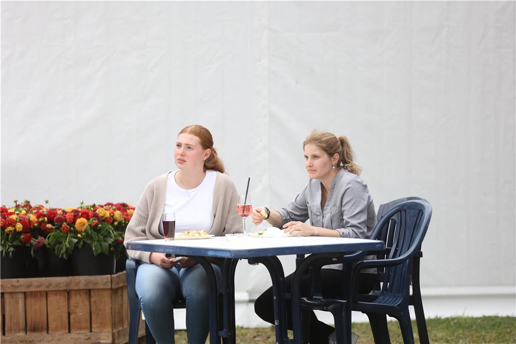 Beim S*-Springen am Freitag und M*-Springen am Samstag stellten auch viele Lokalmatadoren wie Silvia und Lutz Gripshöver, Stephan Schwert (alle RFV St. Georg Werne), Niklas Braun, Rainer Peter (beide ZRFV Lützow Selm-Bork-Olfen), Frieda Heinrich und Marie Ligges (beide RFV von Nagel Herbern) ihr Können unter Beweis.