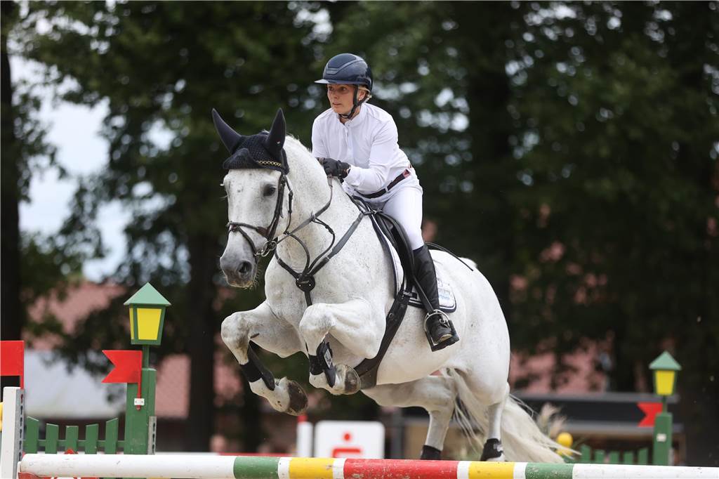 Beim S*-Springen am Freitag und M*-Springen am Samstag stellten auch viele Lokalmatadoren wie Silvia und Lutz Gripshöver, Stephan Schwert (alle RFV St. Georg Werne), Niklas Braun, Rainer Peter (beide ZRFV Lützow Selm-Bork-Olfen), Frieda Heinrich und Marie Ligges (beide RFV von Nagel Herbern) ihr Können unter Beweis.