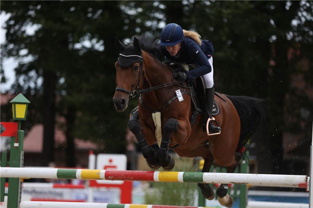 Beim S*-Springen am Freitag und M*-Springen am Samstag stellten auch viele Lokalmatadoren wie Silvia und Lutz Gripshöver, Stephan Schwert (alle RFV St. Georg Werne), Niklas Braun, Rainer Peter (beide ZRFV Lützow Selm-Bork-Olfen), Frieda Heinrich und Marie Ligges (beide RFV von Nagel Herbern) ihr Können unter Beweis.
