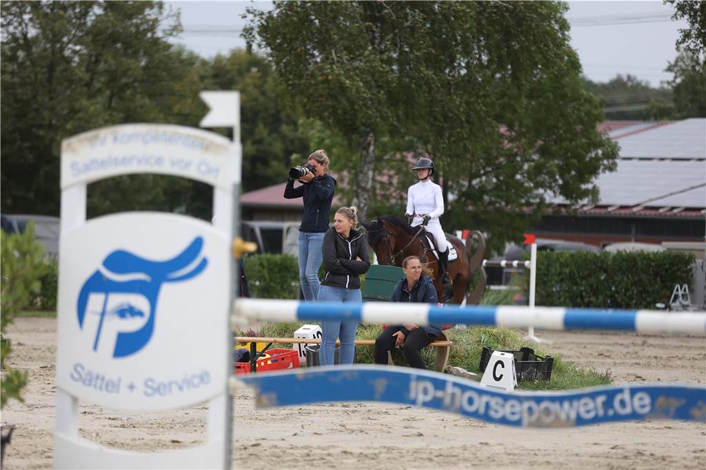Beim S*-Springen am Freitag und M*-Springen am Samstag stellten auch viele Lokalmatadoren wie Silvia und Lutz Gripshöver, Stephan Schwert (alle RFV St. Georg Werne), Niklas Braun, Rainer Peter (beide ZRFV Lützow Selm-Bork-Olfen), Frieda Heinrich und Marie Ligges (beide RFV von Nagel Herbern) ihr Können unter Beweis.