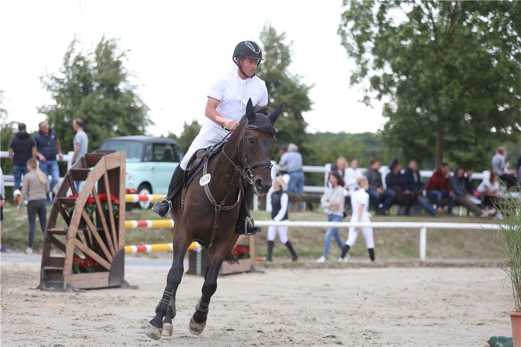 Beim S*-Springen am Freitag und M*-Springen am Samstag stellten auch viele Lokalmatadoren wie Silvia und Lutz Gripshöver, Stephan Schwert (alle RFV St. Georg Werne), Niklas Braun, Rainer Peter (beide ZRFV Lützow Selm-Bork-Olfen), Frieda Heinrich und Marie Ligges (beide RFV von Nagel Herbern) ihr Können unter Beweis.