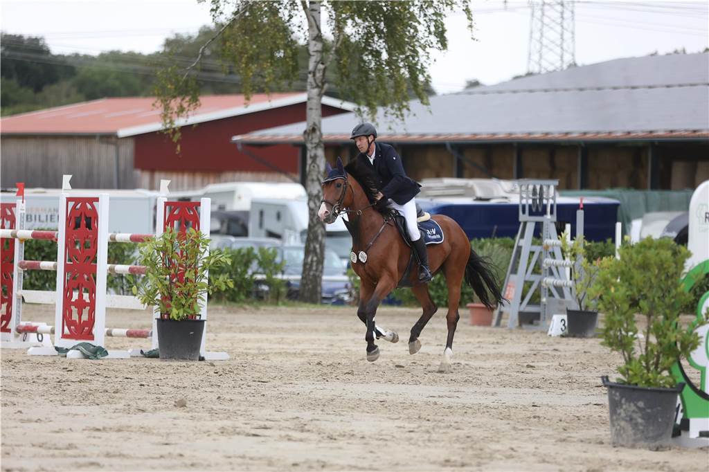 Beim S*-Springen am Freitag und M*-Springen am Samstag stellten auch viele Lokalmatadoren wie Silvia und Lutz Gripshöver, Stephan Schwert (alle RFV St. Georg Werne), Niklas Braun, Rainer Peter (beide ZRFV Lützow Selm-Bork-Olfen), Frieda Heinrich und Marie Ligges (beide RFV von Nagel Herbern) ihr Können unter Beweis.