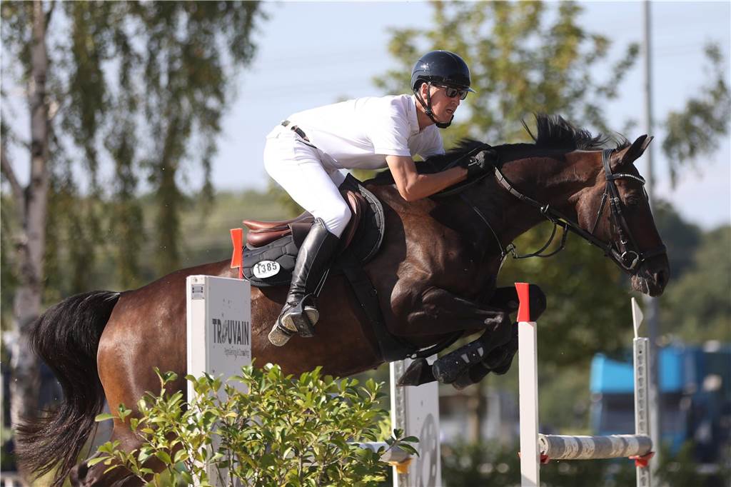 Beim S*-Springen am Freitag und M*-Springen am Samstag stellten auch viele Lokalmatadoren wie Silvia und Lutz Gripshöver, Stephan Schwert (alle RFV St. Georg Werne), Niklas Braun, Rainer Peter (beide ZRFV Lützow Selm-Bork-Olfen), Frieda Heinrich und Marie Ligges (beide RFV von Nagel Herbern) ihr Können unter Beweis.