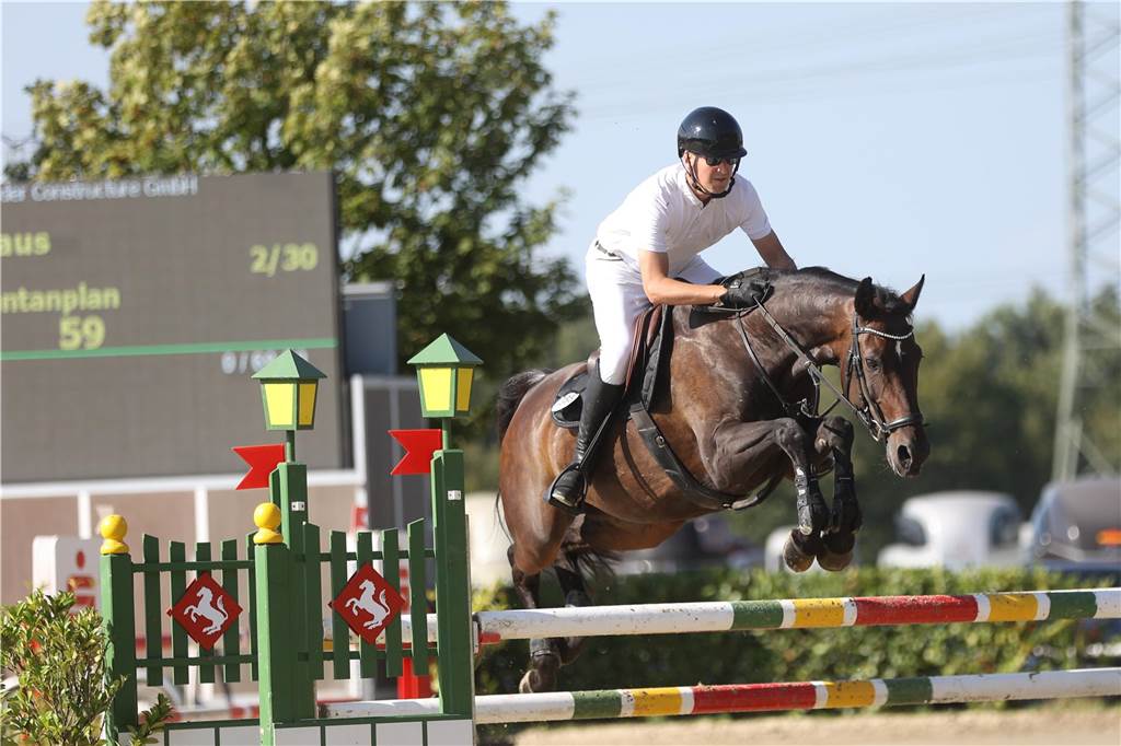 Beim S*-Springen am Freitag und M*-Springen am Samstag stellten auch viele Lokalmatadoren wie Silvia und Lutz Gripshöver, Stephan Schwert (alle RFV St. Georg Werne), Niklas Braun, Rainer Peter (beide ZRFV Lützow Selm-Bork-Olfen), Frieda Heinrich und Marie Ligges (beide RFV von Nagel Herbern) ihr Können unter Beweis.
