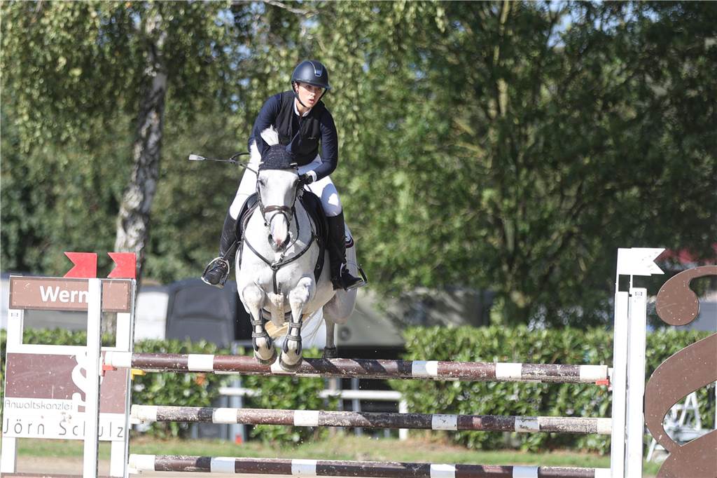 Beim S*-Springen am Freitag und M*-Springen am Samstag stellten auch viele Lokalmatadoren wie Silvia und Lutz Gripshöver, Stephan Schwert (alle RFV St. Georg Werne), Niklas Braun, Rainer Peter (beide ZRFV Lützow Selm-Bork-Olfen), Frieda Heinrich und Marie Ligges (beide RFV von Nagel Herbern) ihr Können unter Beweis.