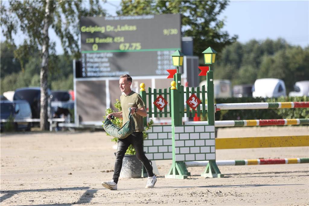 Beim S*-Springen am Freitag und M*-Springen am Samstag stellten auch viele Lokalmatadoren wie Silvia und Lutz Gripshöver, Stephan Schwert (alle RFV St. Georg Werne), Niklas Braun, Rainer Peter (beide ZRFV Lützow Selm-Bork-Olfen), Frieda Heinrich und Marie Ligges (beide RFV von Nagel Herbern) ihr Können unter Beweis.