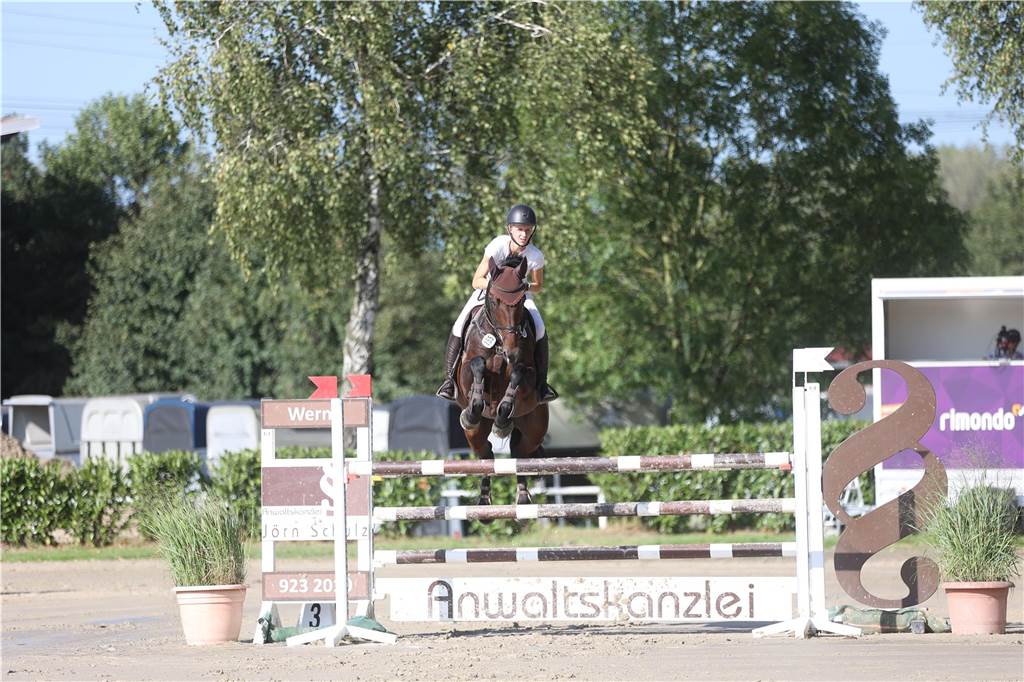 Beim S*-Springen am Freitag und M*-Springen am Samstag stellten auch viele Lokalmatadoren wie Silvia und Lutz Gripshöver, Stephan Schwert (alle RFV St. Georg Werne), Niklas Braun, Rainer Peter (beide ZRFV Lützow Selm-Bork-Olfen), Frieda Heinrich und Marie Ligges (beide RFV von Nagel Herbern) ihr Können unter Beweis.