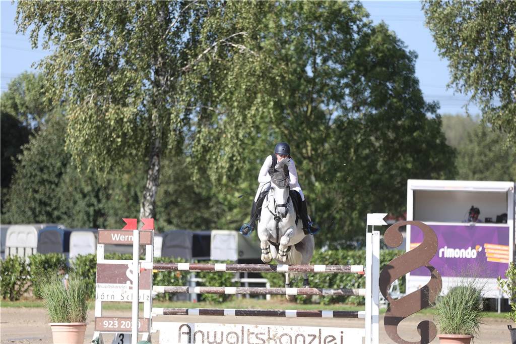 Beim S*-Springen am Freitag und M*-Springen am Samstag stellten auch viele Lokalmatadoren wie Silvia und Lutz Gripshöver, Stephan Schwert (alle RFV St. Georg Werne), Niklas Braun, Rainer Peter (beide ZRFV Lützow Selm-Bork-Olfen), Frieda Heinrich und Marie Ligges (beide RFV von Nagel Herbern) ihr Können unter Beweis.