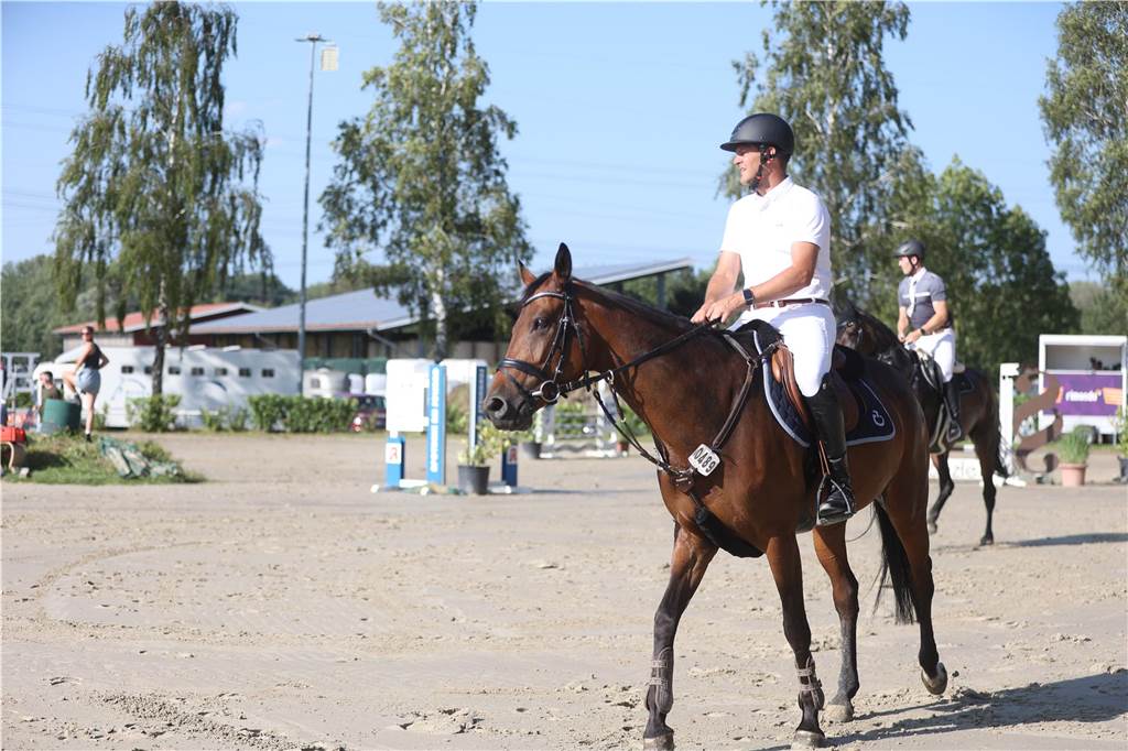 Beim S*-Springen am Freitag und M*-Springen am Samstag stellten auch viele Lokalmatadoren wie Silvia und Lutz Gripshöver, Stephan Schwert (alle RFV St. Georg Werne), Niklas Braun, Rainer Peter (beide ZRFV Lützow Selm-Bork-Olfen), Frieda Heinrich und Marie Ligges (beide RFV von Nagel Herbern) ihr Können unter Beweis.
