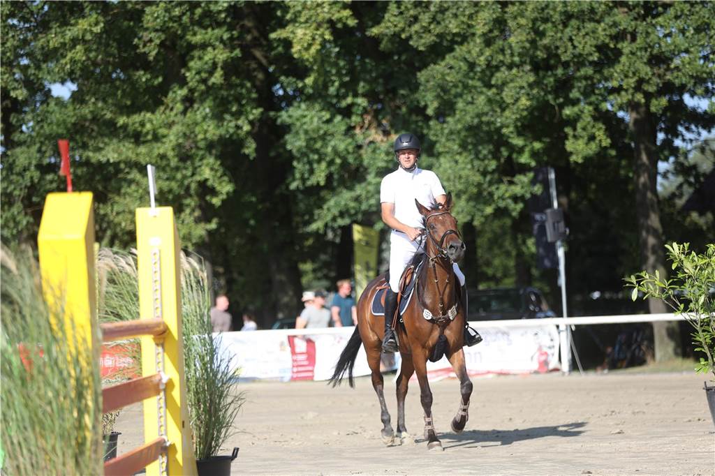 Beim S*-Springen am Freitag und M*-Springen am Samstag stellten auch viele Lokalmatadoren wie Silvia und Lutz Gripshöver, Stephan Schwert (alle RFV St. Georg Werne), Niklas Braun, Rainer Peter (beide ZRFV Lützow Selm-Bork-Olfen), Frieda Heinrich und Marie Ligges (beide RFV von Nagel Herbern) ihr Können unter Beweis.