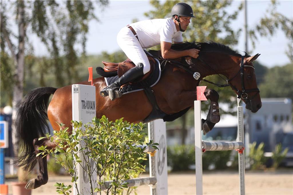 Beim S*-Springen am Freitag und M*-Springen am Samstag stellten auch viele Lokalmatadoren wie Silvia und Lutz Gripshöver, Stephan Schwert (alle RFV St. Georg Werne), Niklas Braun, Rainer Peter (beide ZRFV Lützow Selm-Bork-Olfen), Frieda Heinrich und Marie Ligges (beide RFV von Nagel Herbern) ihr Können unter Beweis.