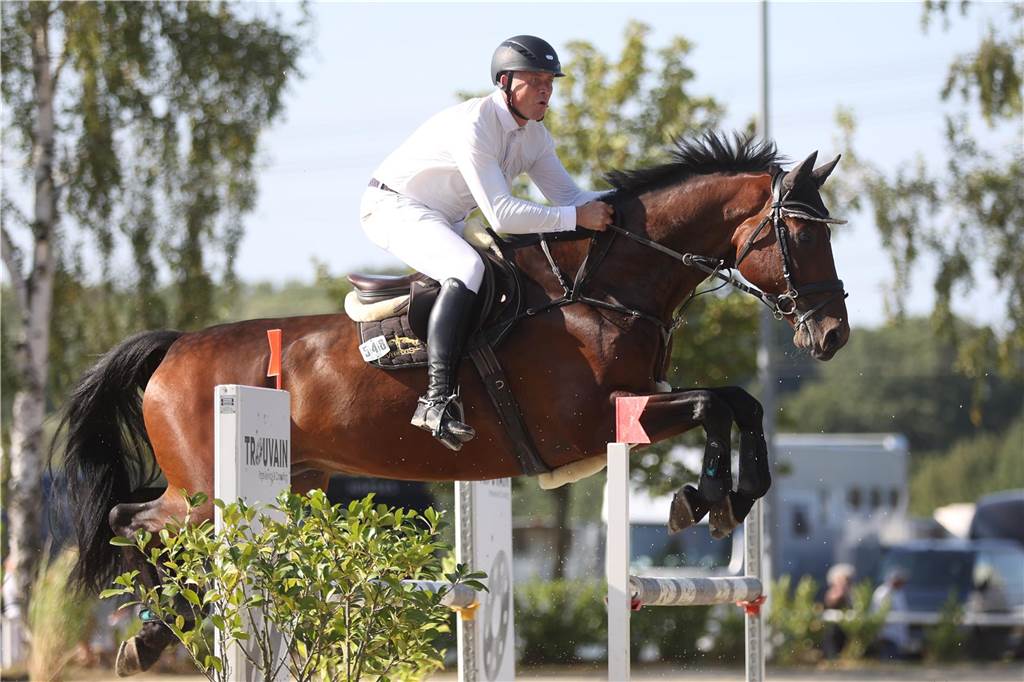 Beim S*-Springen am Freitag und M*-Springen am Samstag stellten auch viele Lokalmatadoren wie Silvia und Lutz Gripshöver, Stephan Schwert (alle RFV St. Georg Werne), Niklas Braun, Rainer Peter (beide ZRFV Lützow Selm-Bork-Olfen), Frieda Heinrich und Marie Ligges (beide RFV von Nagel Herbern) ihr Können unter Beweis.