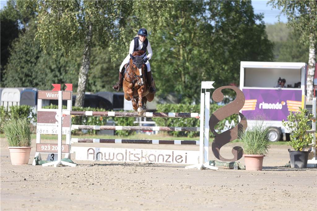 Beim S*-Springen am Freitag und M*-Springen am Samstag stellten auch viele Lokalmatadoren wie Silvia und Lutz Gripshöver, Stephan Schwert (alle RFV St. Georg Werne), Niklas Braun, Rainer Peter (beide ZRFV Lützow Selm-Bork-Olfen), Frieda Heinrich und Marie Ligges (beide RFV von Nagel Herbern) ihr Können unter Beweis.