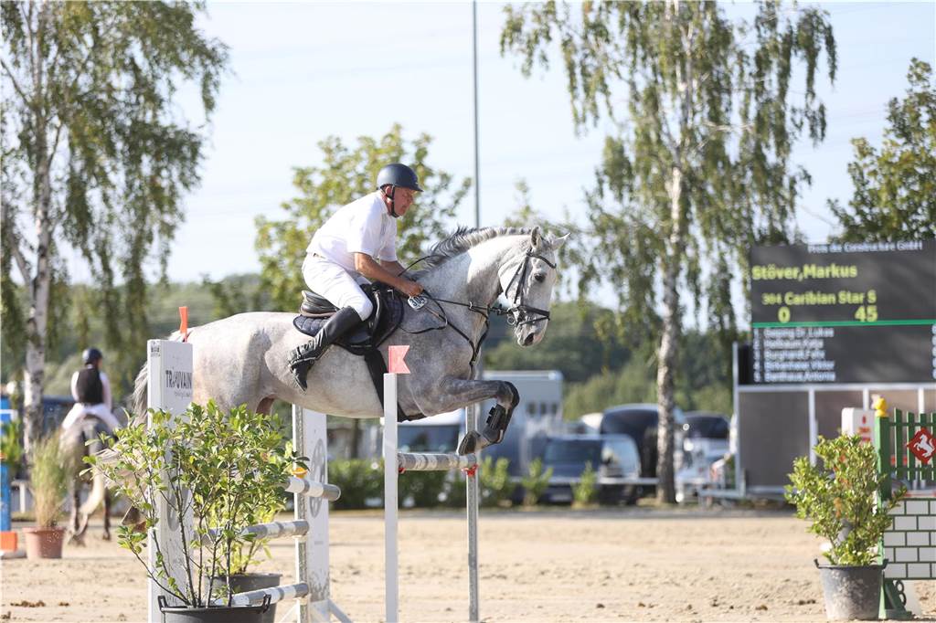 Beim S*-Springen am Freitag und M*-Springen am Samstag stellten auch viele Lokalmatadoren wie Silvia und Lutz Gripshöver, Stephan Schwert (alle RFV St. Georg Werne), Niklas Braun, Rainer Peter (beide ZRFV Lützow Selm-Bork-Olfen), Frieda Heinrich und Marie Ligges (beide RFV von Nagel Herbern) ihr Können unter Beweis.