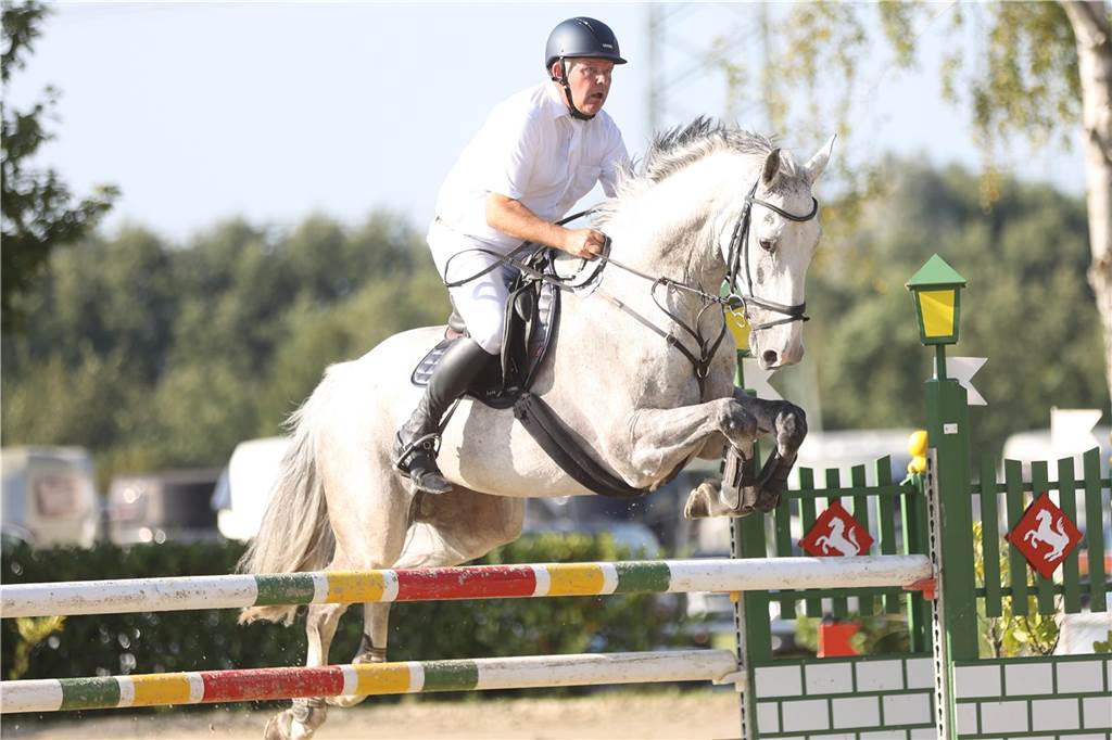Beim S*-Springen am Freitag und M*-Springen am Samstag stellten auch viele Lokalmatadoren wie Silvia und Lutz Gripshöver, Stephan Schwert (alle RFV St. Georg Werne), Niklas Braun, Rainer Peter (beide ZRFV Lützow Selm-Bork-Olfen), Frieda Heinrich und Marie Ligges (beide RFV von Nagel Herbern) ihr Können unter Beweis.