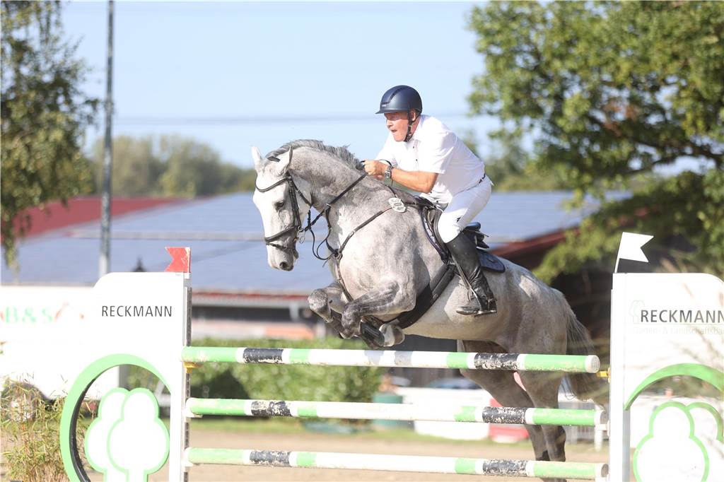 Beim S*-Springen am Freitag und M*-Springen am Samstag stellten auch viele Lokalmatadoren wie Silvia und Lutz Gripshöver, Stephan Schwert (alle RFV St. Georg Werne), Niklas Braun, Rainer Peter (beide ZRFV Lützow Selm-Bork-Olfen), Frieda Heinrich und Marie Ligges (beide RFV von Nagel Herbern) ihr Können unter Beweis.