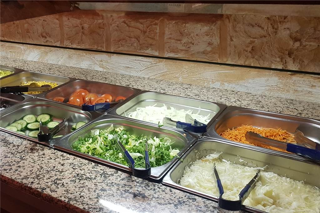 Taverna Zeus: Gute griechische Küche, stimmiges Ambiente und ein kleiner Schönheitsfehler Beim Salatbüfett ist der selbst gemachte Krautsalat zu empfehlen.