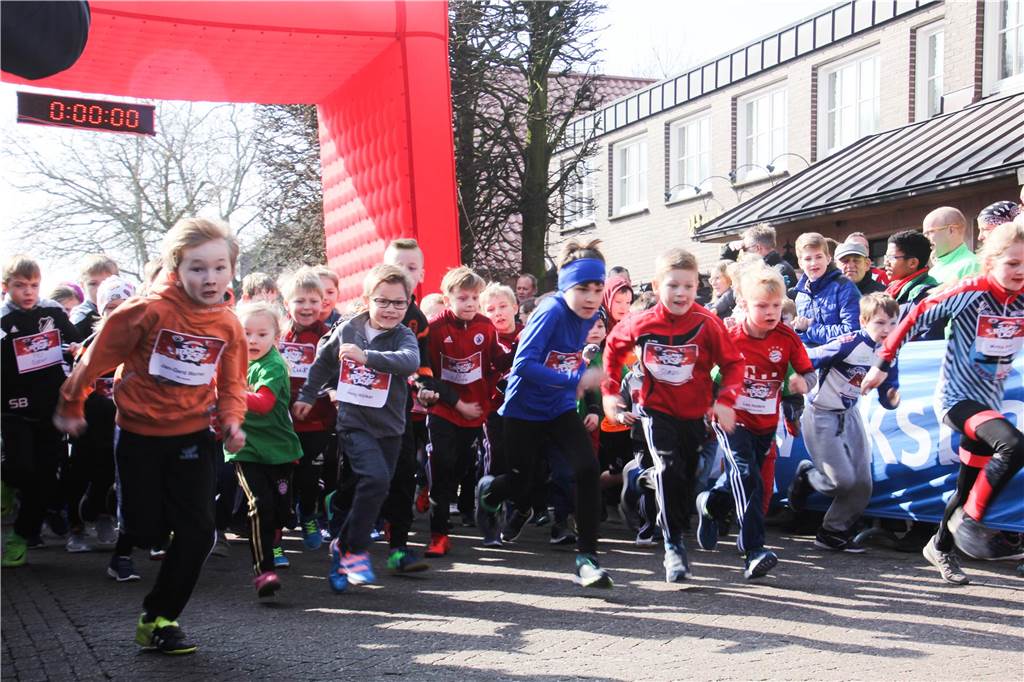 Was erwartet Alstätte am Sandhasensonntag?: Ehrenamtler haben buntes Programm organisiert Beim Sandhasenlauf in Alstätte können auch die jüngsten Läuferinnen und Läufer in der Bambini-Klasse an den Start gehen.