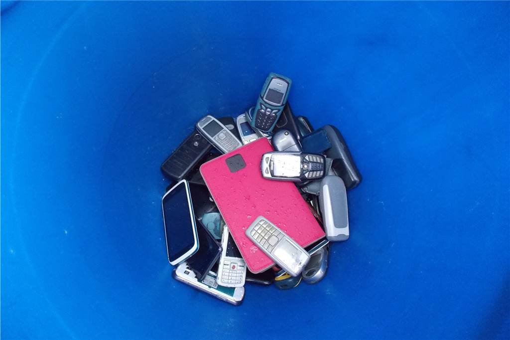 Bei Sammelaktion landen in Heek 30 alte Handys und Smartphones in der Tonne Beim Schadstoffmobil der EGW können Handys und Tablets fachgerecht entsorgt werden. Auch bei der Sammlung in Heek sind einige Altgeräte zusammen gekommen, wie der Blick in die Sammeltonne zeigt.