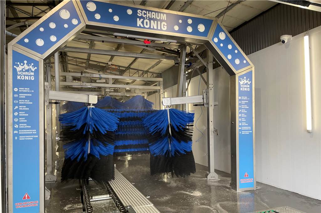 Beim Schaumkönig geht es recht fix: Vier Minuten dauert es, die Waschanlage zu durchfahren. 